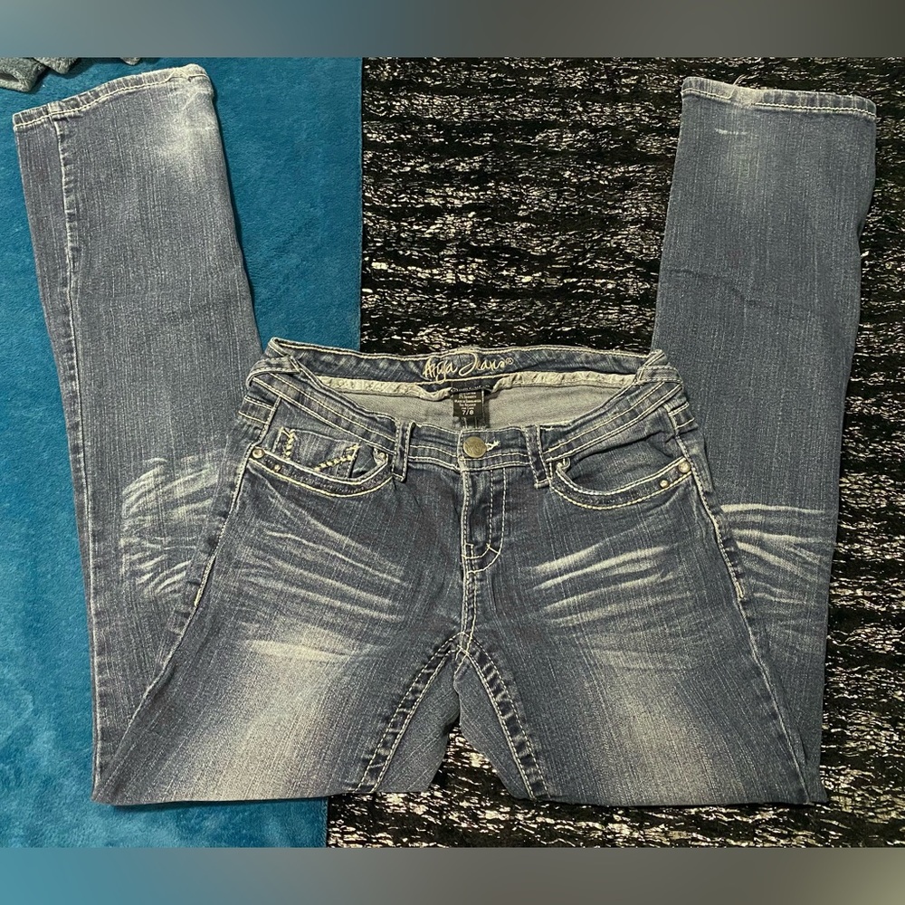 Low-waisted, straight-leg denim jeans in blue and grey tones